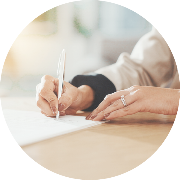 書き物をしている女性の手元